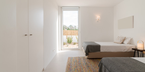 Comprar / Vender Casas Unifamiliares y Chalets en Tauste · con Mobiliario y Carpintería a Medida